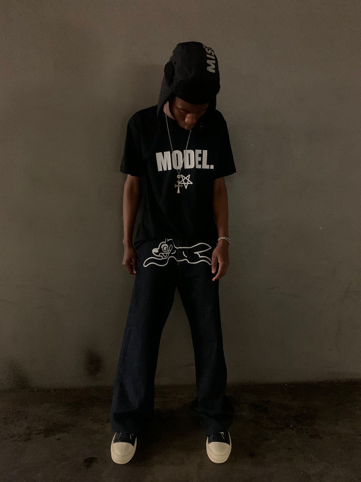 Model t-shirt  23’